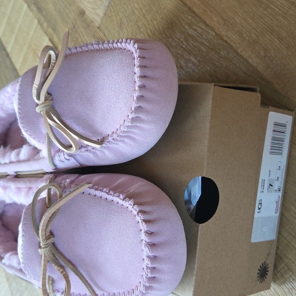 Women's UGG Dakota - Picture 7 of 8